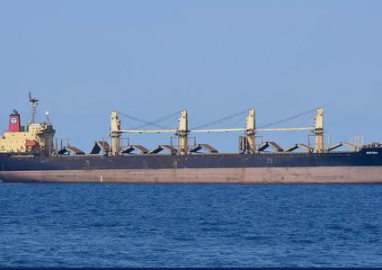 هيئة بحرية بريطانية: هجوم صاروخي استهدف سفينة قرب عدن باليمن