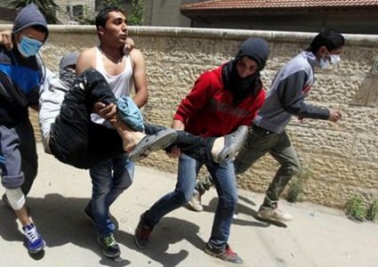 إصابة شاب برصاص الاحتلال خلال مواجهات على حاجز قلنديا