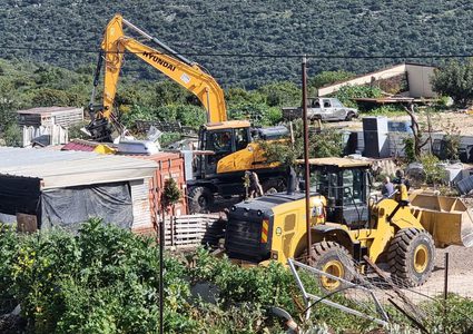 الإحتلال يهدم ٧ بركسات للمواشي في برطعة