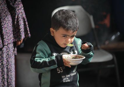 السيدة سعدة الشريف تطهي الخبيرة لعائلتها في مراكز الإيواء