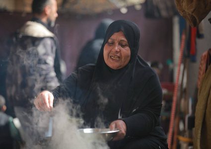 السيدة سعدة الشريف تطهي الخبيرة لعائلتها في مراكز الإيواء