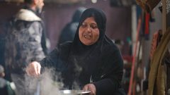 السيدة سعدة الشريف تطهي الخبيرة لعائلتها في مراكز الإيواء