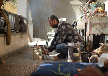 السيدة سعدة الشريف تطهي الخبيرة لعائلتها في مراكز الإيواء