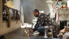 السيدة سعدة الشريف تطهي الخبيرة لعائلتها في مراكز الإيواء