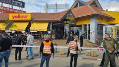 إصابة إسرائيلي بعملية طعن على مفرق بيت كاما في غلاف غزة