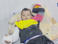 الصغير حمد ينجو وحيدا بعد قصف إسرائيلي حصد عائلته بأكملها وسط غزة