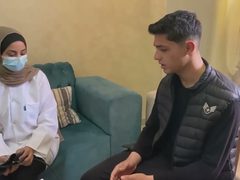 ممرضة فلسطينية تفتح بيتها مجانا لفحص المرضى من أهالي رفح ونازحيها