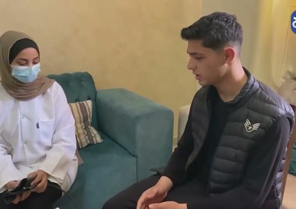 ممرضة فلسطينية تفتح بيتها مجانا لفحص المرضى من أهالي رفح ونازحيها