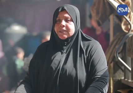 المحاصرون في غزة يتخذون من الخبيزة طعاما لأبنائهم الجياع
