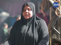 المحاصرون في غزة يتخذون من الخبيزة طعاما لأبنائهم الجياع