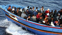 تونس تنتشل جثتي مهاجرين وتبحث عن مفقودين بعد غرق قارب قرب سواحلها الجنوبية
