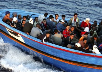 تونس تنتشل جثتي مهاجرين وتبحث عن مفقودين بعد غرق قارب قرب سواحلها الجنوبية