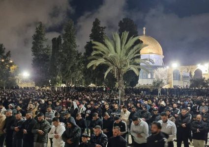 90 ألف مصل يؤدون صلاتي العشاء والتراويح في المسجد الأقصى المبارك بالقدس المحتلة