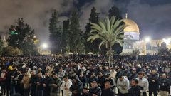 90 ألف مصل يؤدون صلاتي العشاء والتراويح في المسجد الأقصى المبارك بالقدس المحتلة