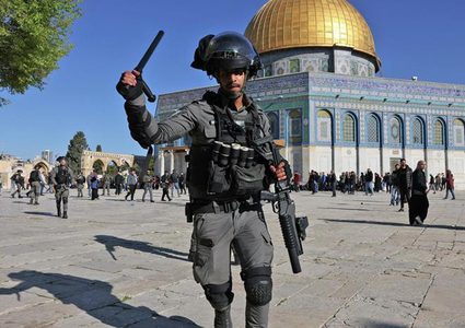 الاحتلال يعيق وصول المصلين للمسجد الأقصى
