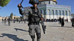 الاحتلال يعيق وصول المصلين للمسجد الأقصى