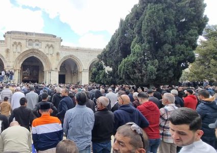 ٨٠ ألف مصلٍ يؤدون صلاة الجمعة في الأقصى