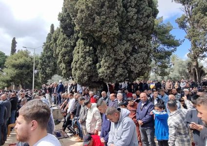 ٨٠ ألف مصلٍ يؤدون صلاة الجمعة في الأقصى