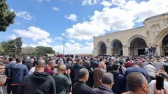 ٨٠ ألف مصلٍ يؤدون صلاة الجمعة في الأقصى