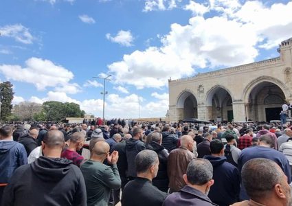 ٨٠ ألف مصلٍ يؤدون صلاة الجمعة في الأقصى