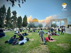 موائد الإفطار في المسجد الأقصى مساء اليوم الجمعة خامس أيام رمضان المبارك رغم قيود الاحتلال وعراقيله.
