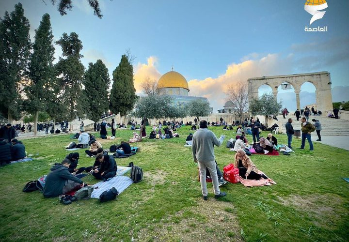 موائد الإفطار في المسجد الأقصى مساء اليوم الجمعة خامس أيام رمضان المبارك رغم قيود الاحتلال وعراقيله.