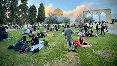 موائد الإفطار في المسجد الأقصى مساء اليوم الجمعة خامس أيام رمضان المبارك رغم قيود الاحتلال وعراقيله.
