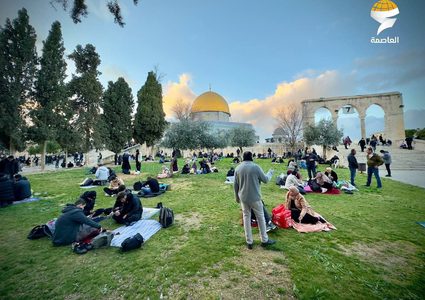 موائد الإفطار في المسجد الأقصى مساء اليوم الجمعة خامس أيام رمضان المبارك رغم قيود الاحتلال وعراقيله.