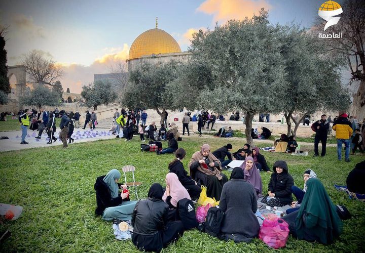 موائد الإفطار في المسجد الأقصى مساء اليوم الجمعة خامس أيام رمضان المبارك رغم قيود الاحتلال وعراقيله.