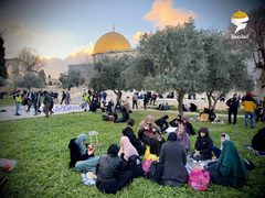 موائد الإفطار في المسجد الأقصى مساء اليوم الجمعة خامس أيام رمضان المبارك رغم قيود الاحتلال وعراقيله.