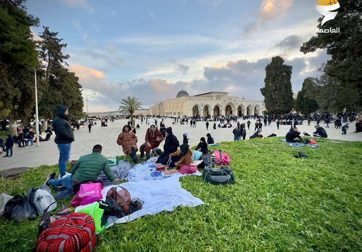 موائد الإفطار في المسجد الأقصى مساء اليوم الجمعة خامس أيام رمضان المبارك رغم قيود الاحتلال وعراقيله.