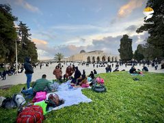 موائد الإفطار في المسجد الأقصى مساء اليوم الجمعة خامس أيام رمضان المبارك رغم قيود الاحتلال وعراقيله.