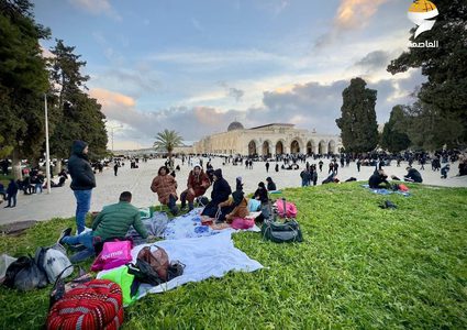 موائد الإفطار في المسجد الأقصى مساء اليوم الجمعة خامس أيام رمضان المبارك رغم قيود الاحتلال وعراقيله.