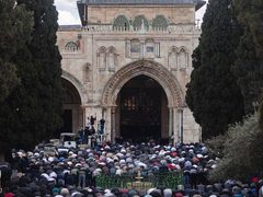 80 ألفاً يؤدون صلاة الجمعة الأولى من رمضان في المسجد الأقصى.