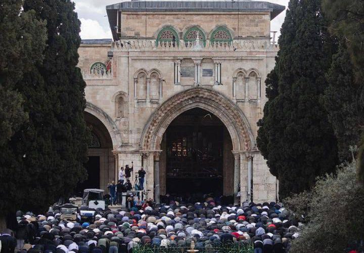 80 ألفاً يؤدون صلاة الجمعة الأولى من رمضان في المسجد الأقصى.