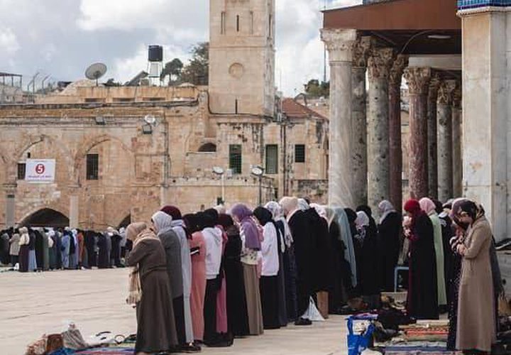 80 ألفاً يؤدون صلاة الجمعة الأولى من رمضان في المسجد الأقصى.