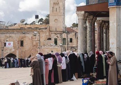 80 ألفاً يؤدون صلاة الجمعة الأولى من رمضان في المسجد الأقصى.