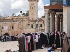 80 ألفاً يؤدون صلاة الجمعة الأولى من رمضان في المسجد الأقصى.