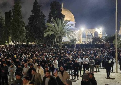 90 ألف مصل أدوا صلاتي العشاء والتراويح في المسجد الأقصى المبارك.