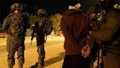 الاحتلال يعتقل أربعة مواطنين من عائلة واحدة من مدينة الخليل