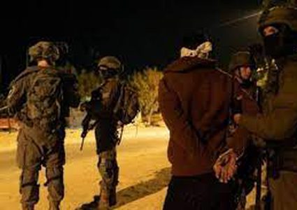 الاحتلال يعتقل أربعة مواطنين من عائلة واحدة من مدينة الخليل