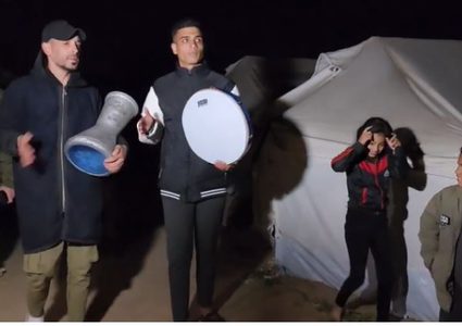 المسحراتي في غزة طبل يقارع آلة الحرب ويعزف لحن الصمود
