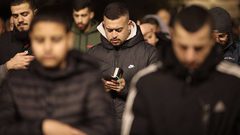 بالصور| الآلاف يؤدون صلاتي العشاء والتراويح في المسجد الأقصى المبارك.