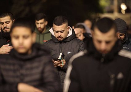 بالصور| الآلاف يؤدون صلاتي العشاء والتراويح في المسجد الأقصى المبارك.