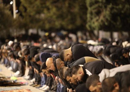 بالصور| الآلاف يؤدون صلاتي العشاء والتراويح في المسجد الأقصى المبارك.