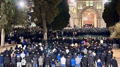 60 ألفا يؤدون صلاتي العشاء والتراويح في المسجد الأقصى المبارك