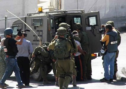 حملة اعتقالات واسعة تطال 25 مواطنا من الضفة