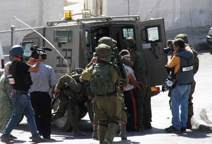 حملة اعتقالات واسعة تطال 25 مواطنا من الضفة