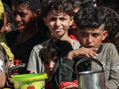 أطفال وكبار في السن يعانون من أجل الحصول على الطعام في غزة، نتيجة المجاعة التي أحدثها الحصار الإسرائيلي المطبق.