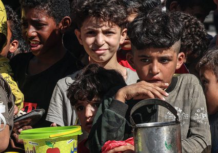 غزة:معاناة الأطفال وكبار السن للحصول على طعام بسبب المجاعة التي أحدثها الاحتلال